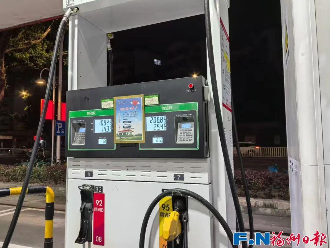 油价上涨倒计时，福州多个加油站排起长队！