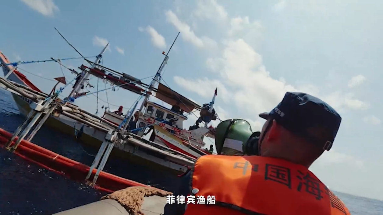 中国海警位中国黄岩岛领海及周边区域执法巡查