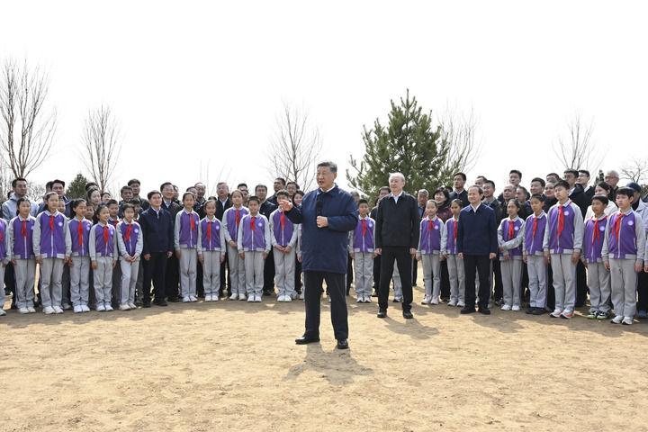 习近平在参加首都义务植树活动时强调 为山川大地增添锦绣 让中国式现代化底色更加亮丽