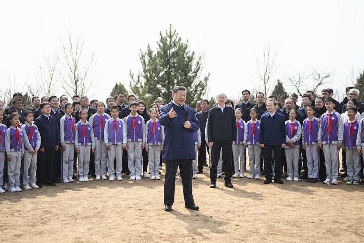 习近平在参加首都义务植树活动时强调 为山川大地增添锦绣 让中国式现代化底色更加亮丽