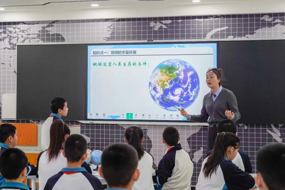 央视《远方的家》栏目聚焦福建援疆工作 系统报道奇台福州中学