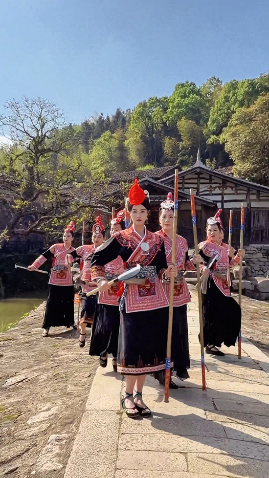 县在发生｜畲族也有自己的女团！蓝盈莹在罗源率畲族姑娘跳“打枪担”刷屏