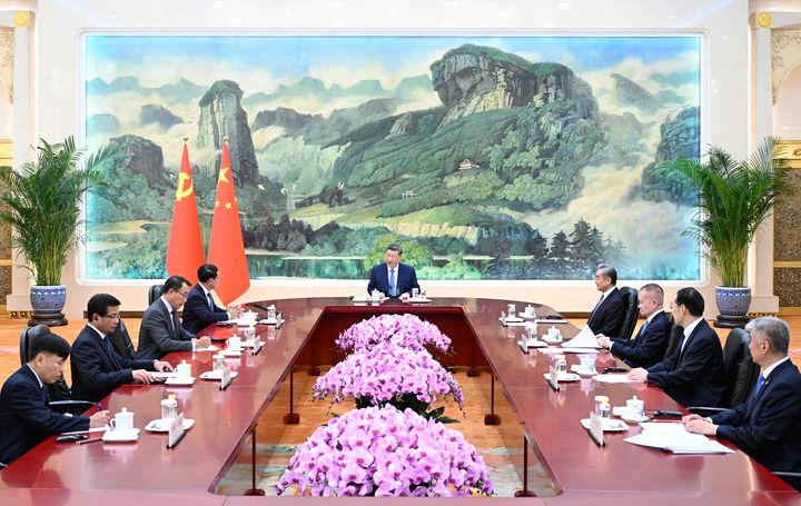 习近平会见老挝人民革命党中央总书记、国家主席特使沙伦赛 习近平会见老挝人民革命党中央总书记、国家主席特使沙伦赛