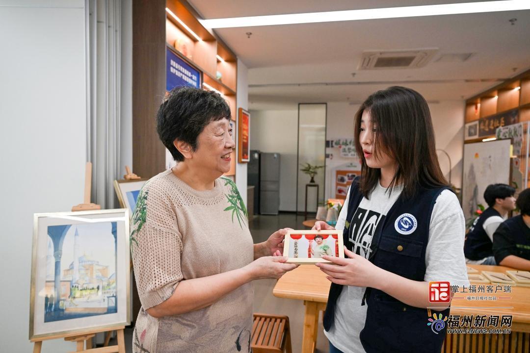 福州青年学子在社区里搭起“移动照相馆”