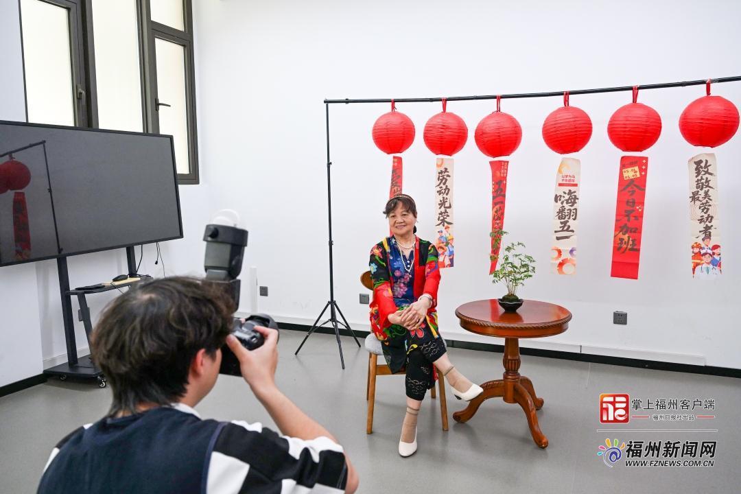 福州青年学子在社区里搭起“移动照相馆”
