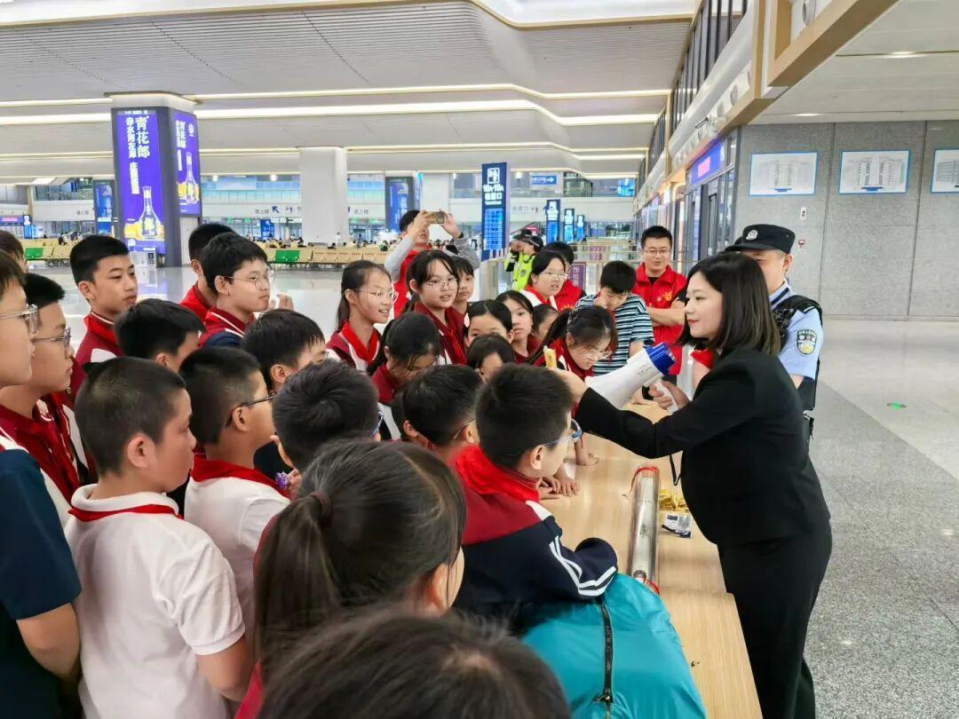 仓山区委政法委联合多部门开展“爱路护路 平安童行”研学活动