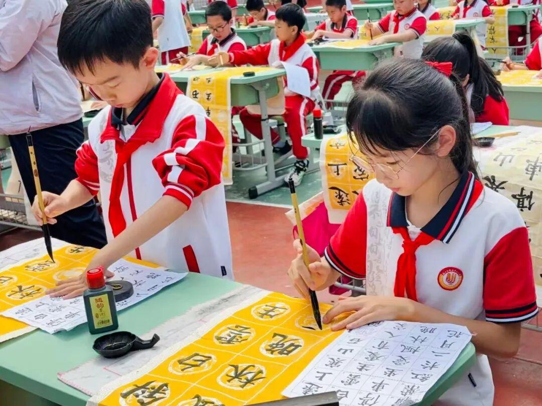 新店校园藏着一群小小写字高手！