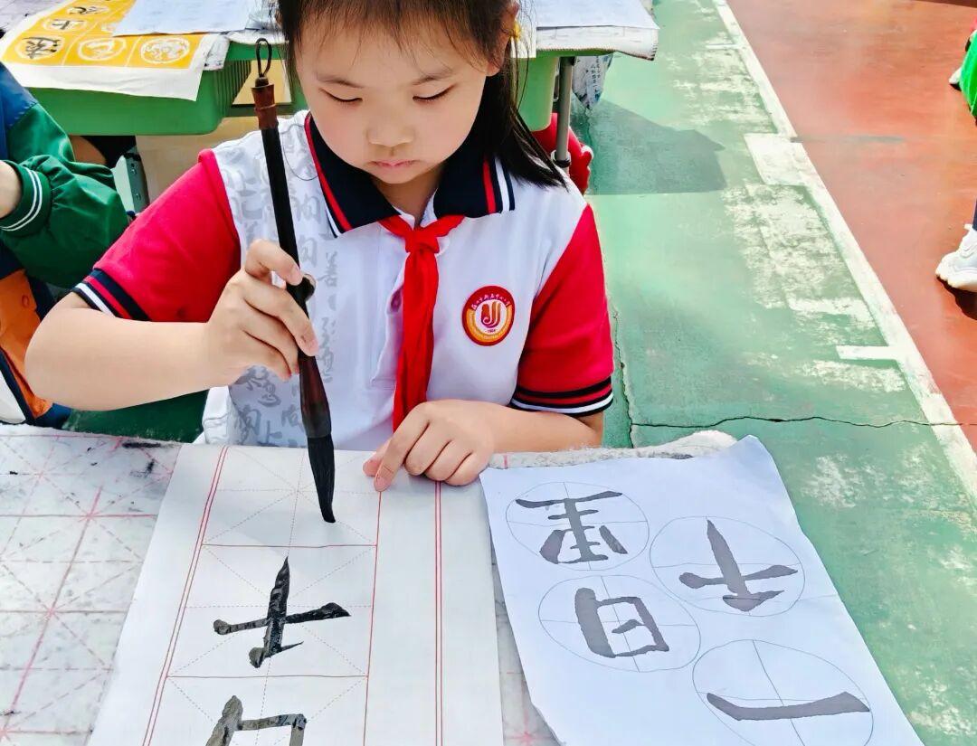 新店校园藏着一群小小写字高手！