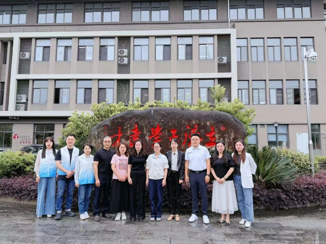 “典”亮青春 法护未来——宦溪镇开展“爱心助学·名师送教”暨民法典宣传月活动