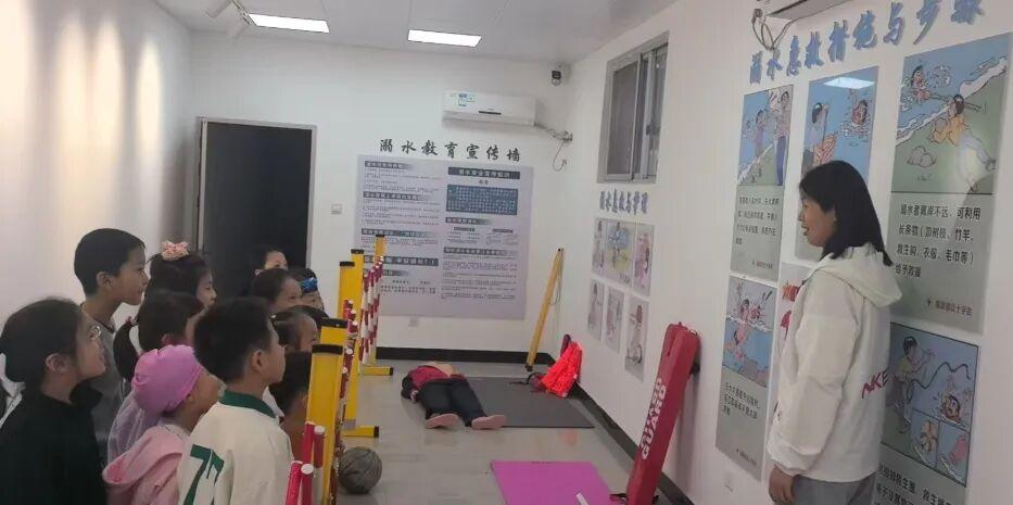 走进防溺水实训基地，安全“童”行不“掉链”