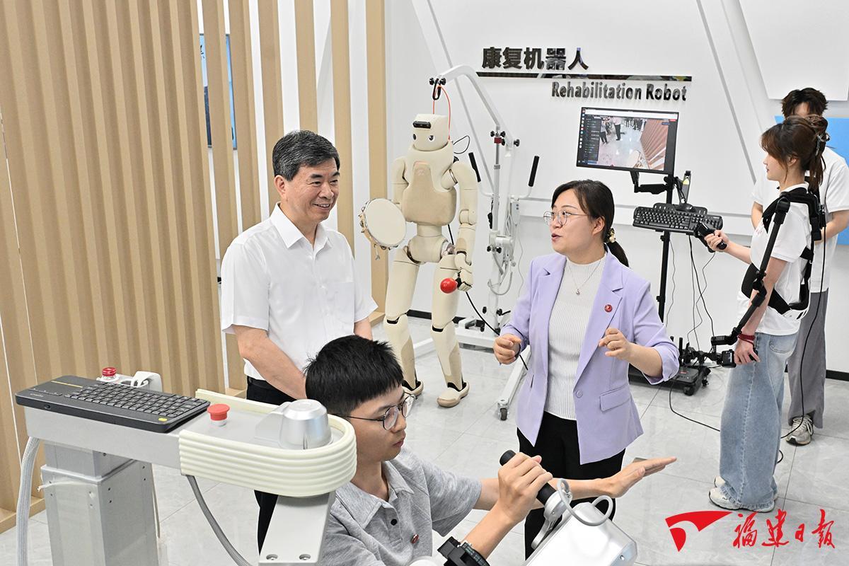 周祖翼在福州调研医疗卫生系统