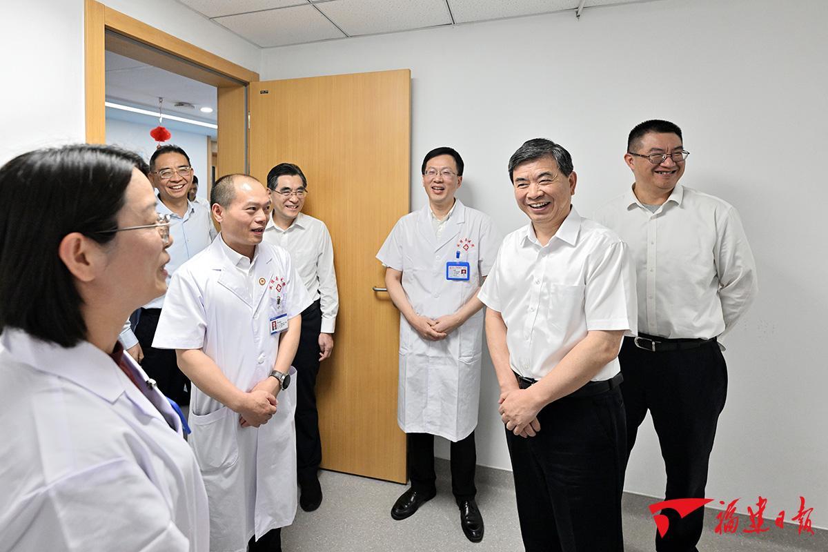 周祖翼在福州调研医疗卫生系统