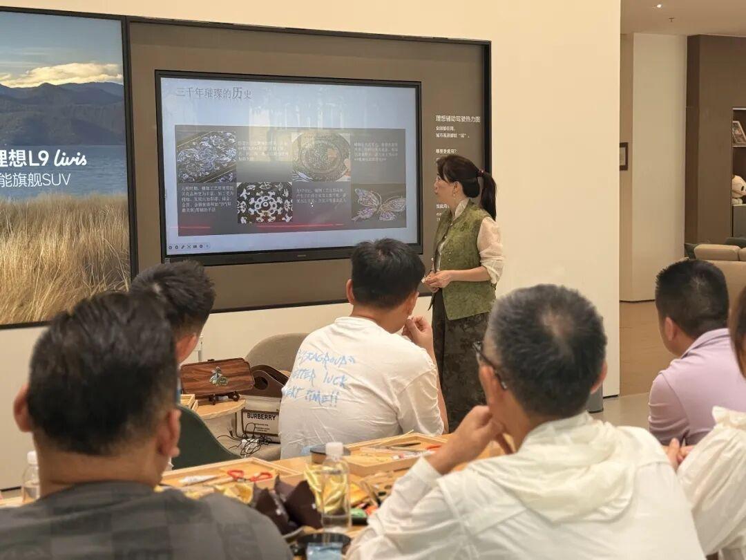 匠心融非遗 爱心传文脉——仓山镇人民政府联合理想汽车举办非遗车标钥匙扣制作活动