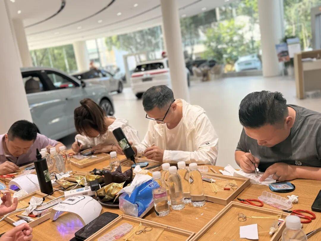 匠心融非遗 爱心传文脉——仓山镇人民政府联合理想汽车举办非遗车标钥匙扣制作活动