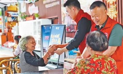 人民日报点赞！福州叶小弟父子“爱心茶摊”坚持17年服务群众