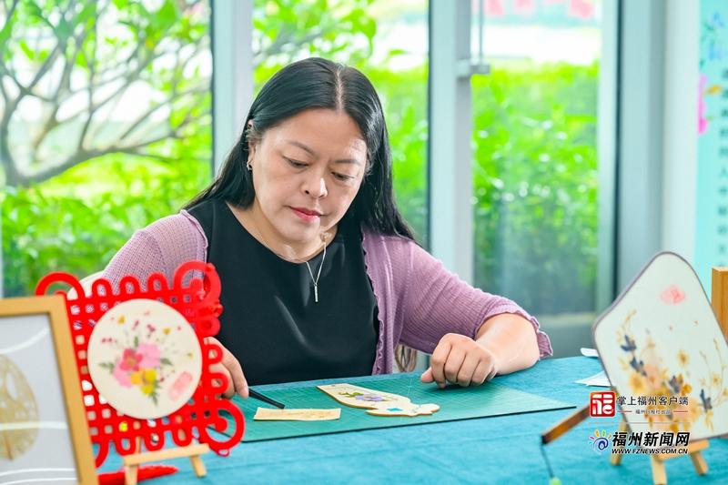 县在发生｜太治愈！鼓楼这位手艺人，把四季草木藏进方寸画作