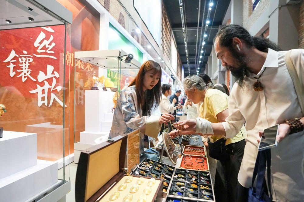 习近平文化思想引领文化传承发展开创新局面