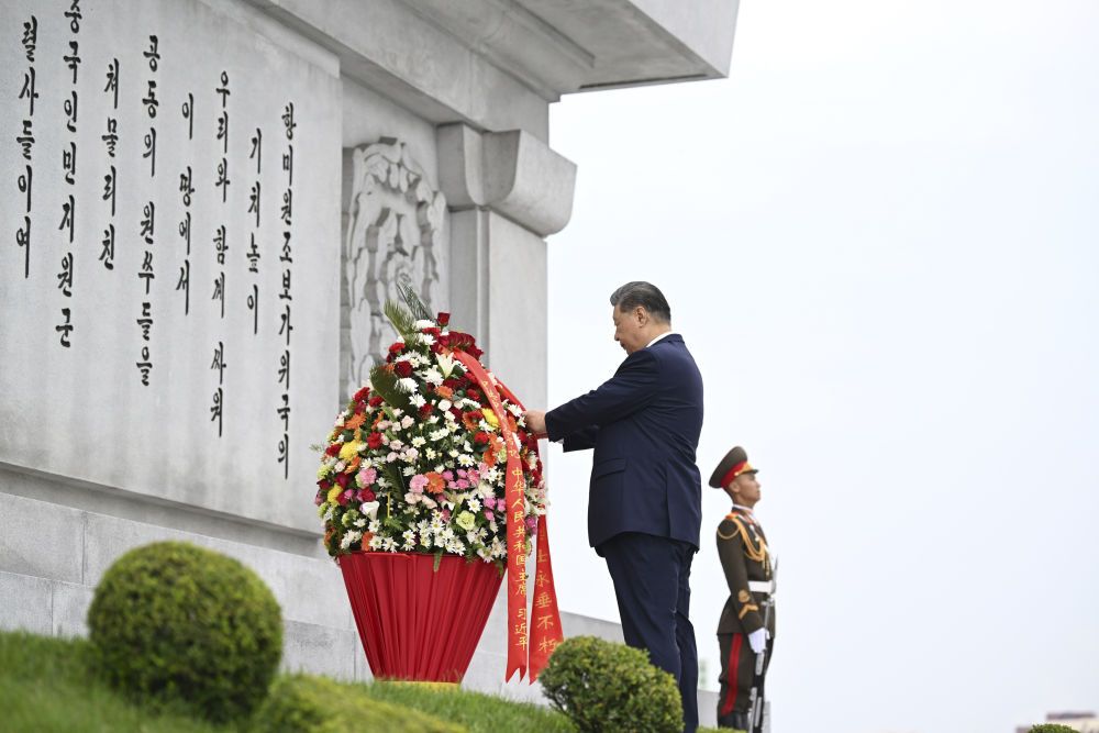 习近平和彭丽媛参谒中朝友谊塔