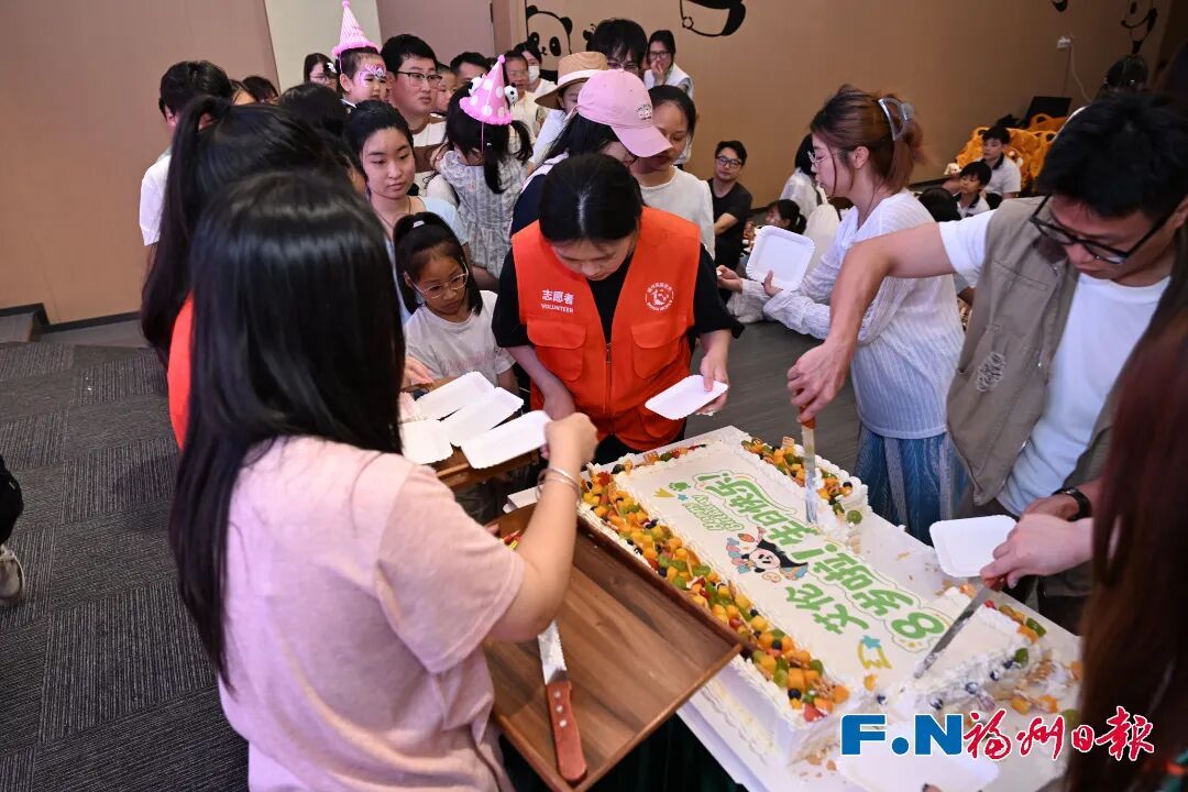 福州大熊猫和小朋友一起过生日啦！