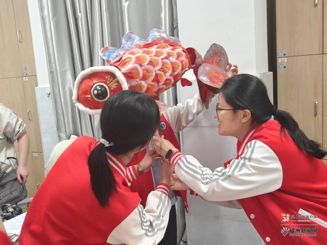 这粒“鼓岭缘”种子即将生根发芽