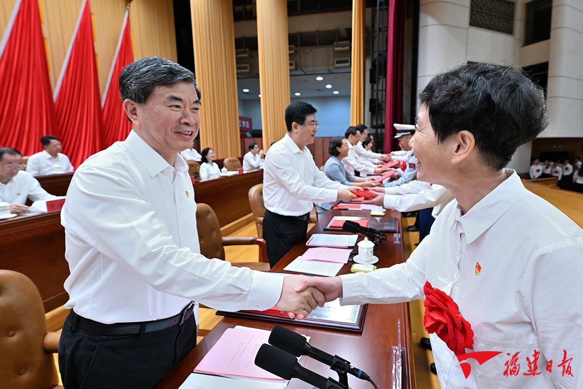 全省“两优一先”表彰大会在榕召开