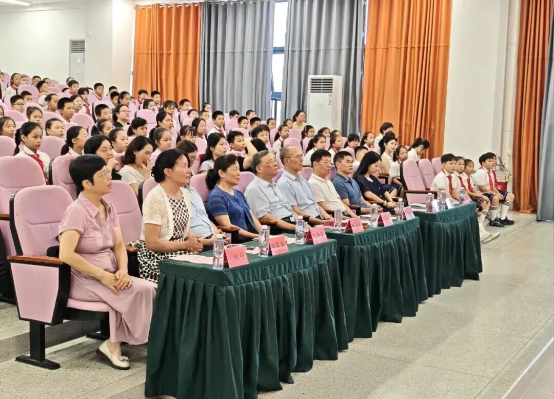 银青共叙家国情！“老少同声颂党恩 携手奋进新征程”关工委走进鼓山新区学校