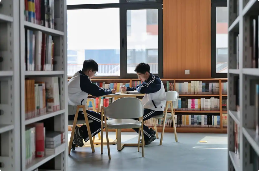 天天学习｜一方感恩碑 廿载育人心