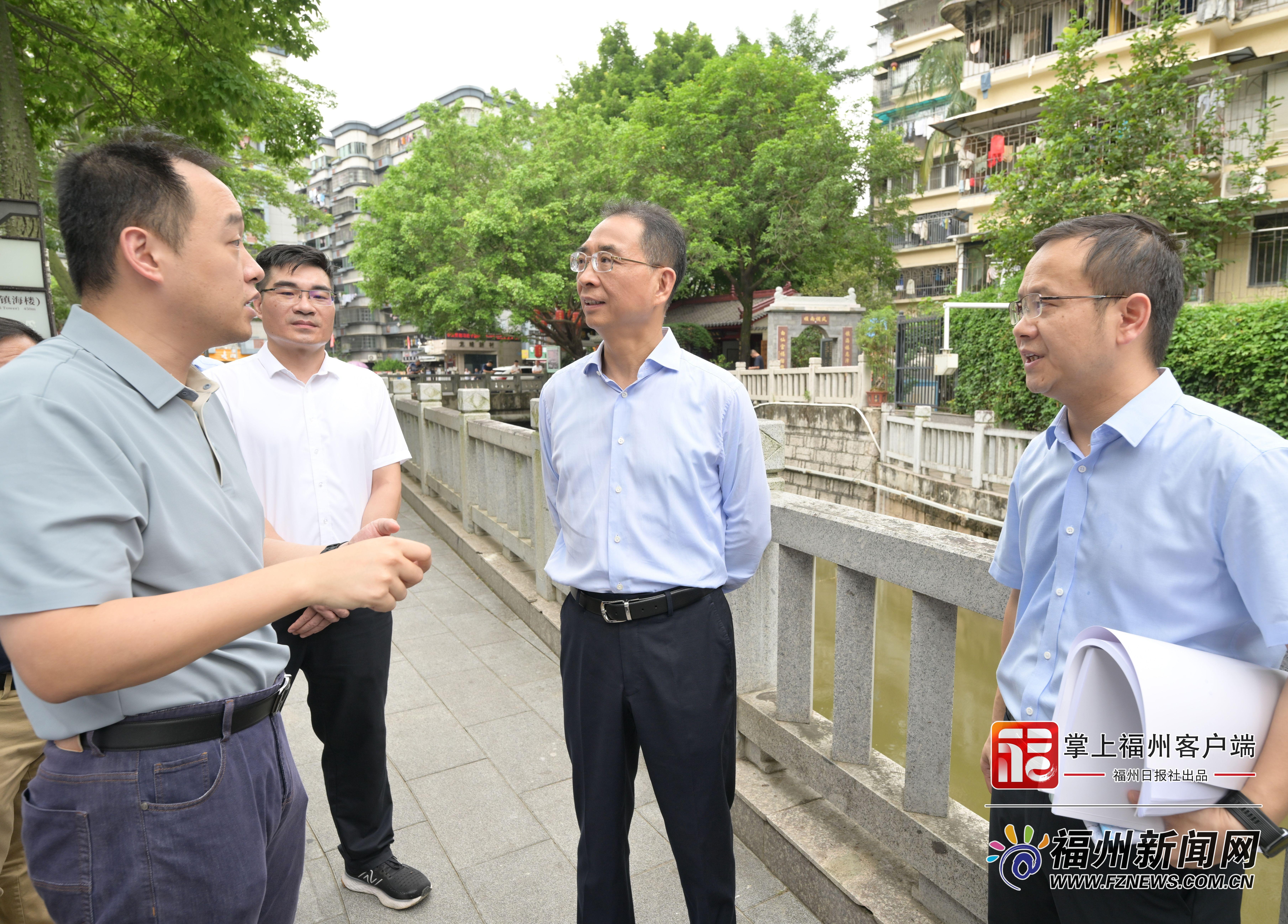 吴贤德在城区督导检查生态环境保护工作并开展“护河爱水、清洁家园”活动