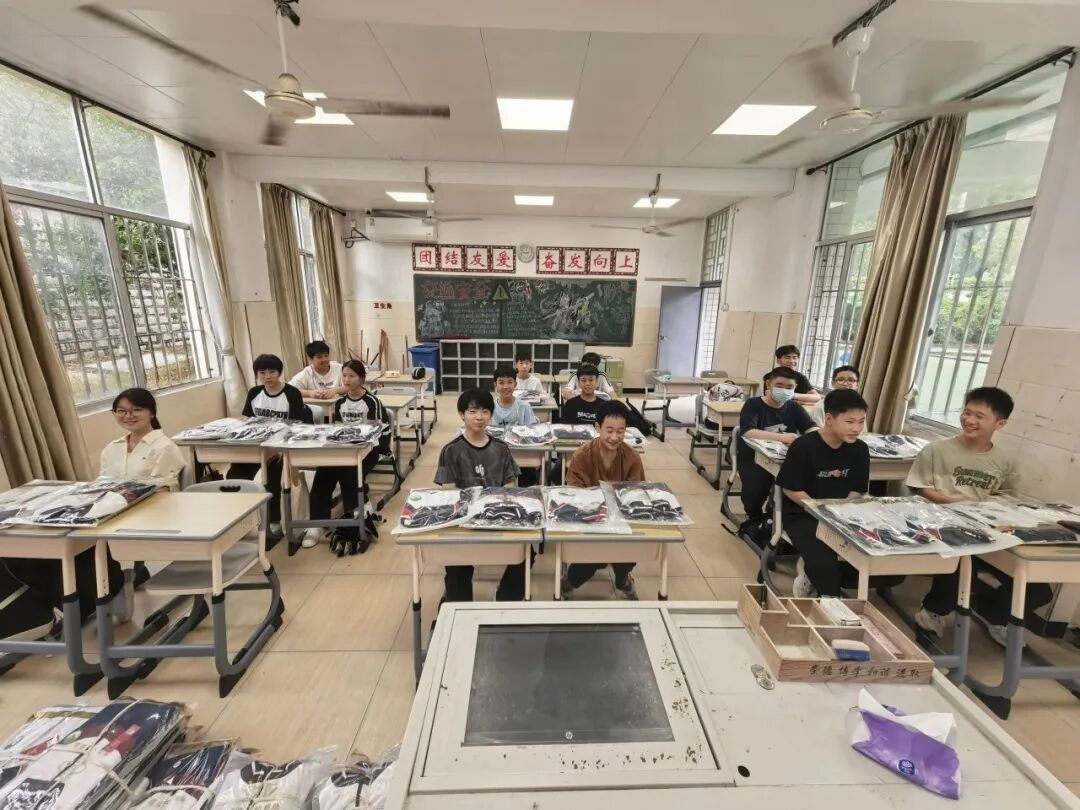 晋安:爱心捐赠暖山区 开学送“衣”启新程 晋安:爱心捐赠暖山区 开学送“衣”启新程