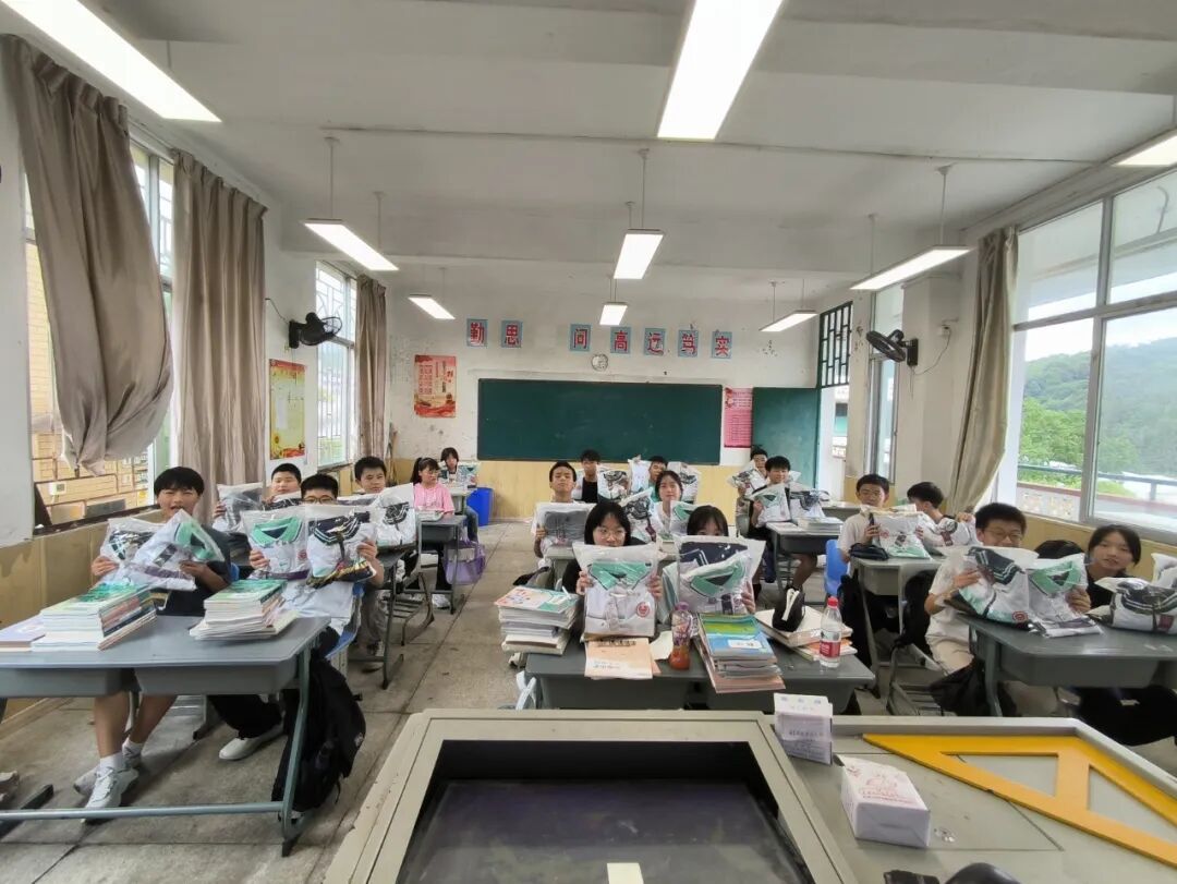 晋安:爱心捐赠暖山区 开学送“衣”启新程 晋安:爱心捐赠暖山区 开学送“衣”启新程