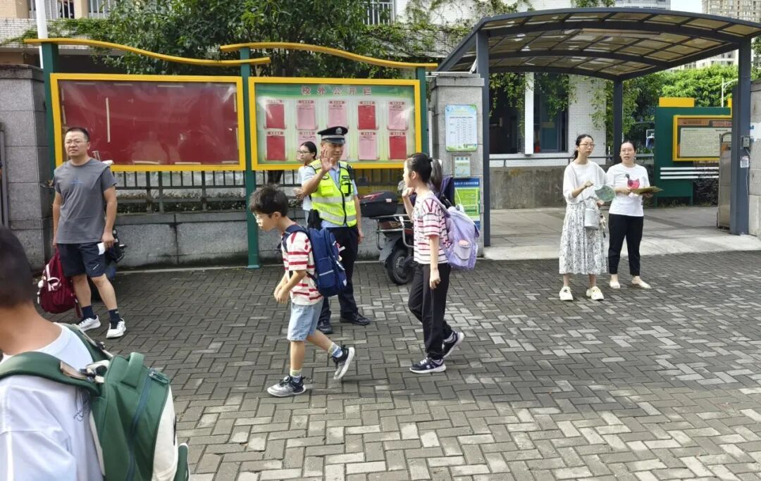 开学季晋安公安全力守护校园安全