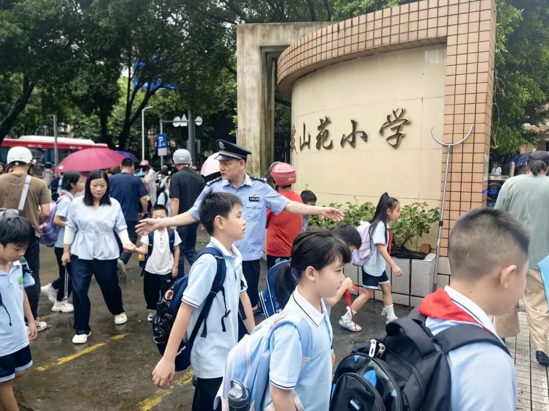 开学季晋安公安全力守护校园安全