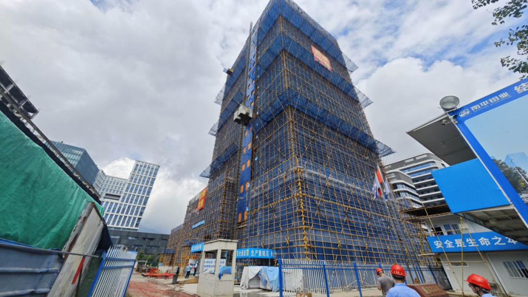 跑出建设“加速度”!福州高新区又一重点产业项目主体结构封顶 跑出建设“加速度”!福州高新区又一重点产业项目主体结构封顶