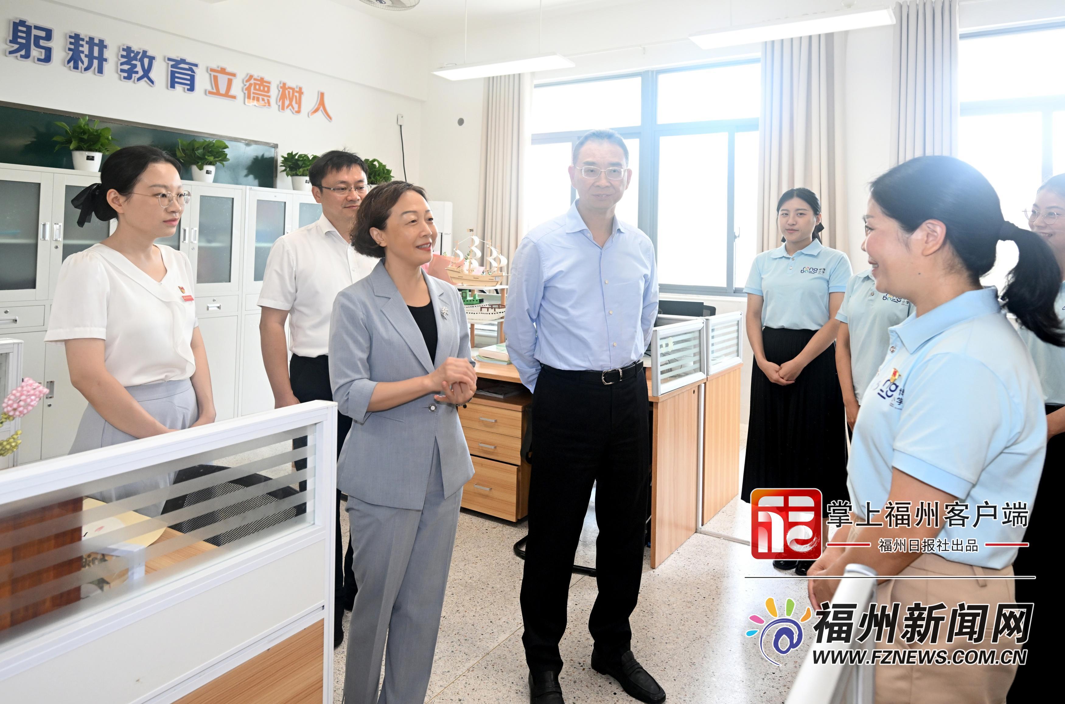 ​郭宁宁吴贤德看望慰问一线教育工作者并致以节日祝福