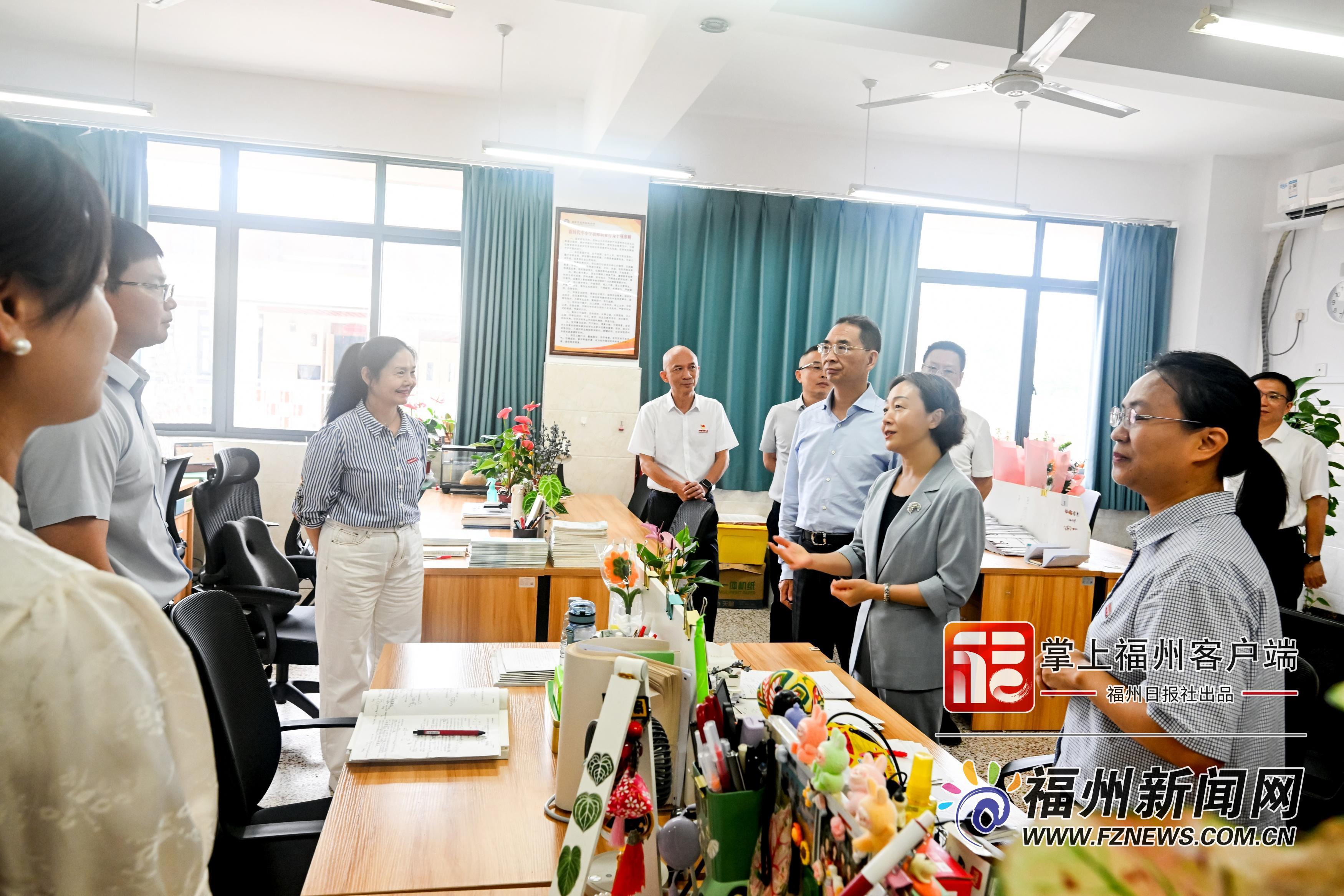 ​郭宁宁吴贤德看望慰问一线教育工作者并致以节日祝福