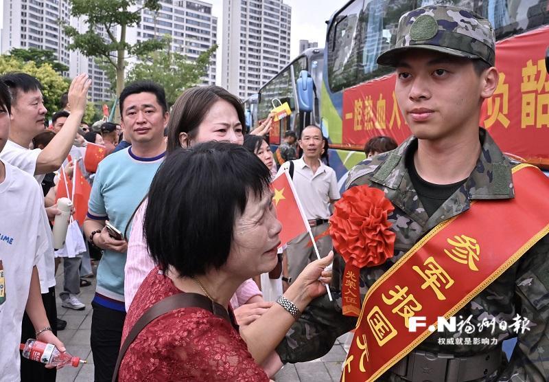 福清欢送新兵入伍 同步开展全民国防教育月主题宣传