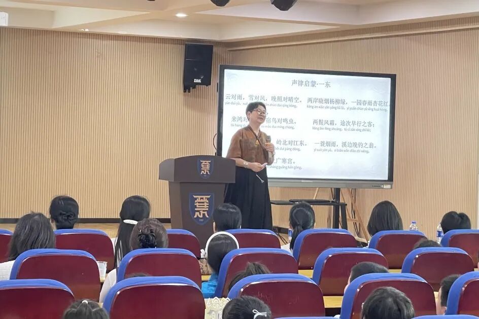 妙笔写楹联童声诵经典 晋安一小开启一场书香文化盛宴 妙笔写楹联童声诵经典 晋安一小开启一场书香文化盛宴