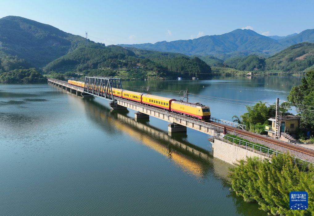 武夷山主题观光列车解锁沉浸式文旅消费新体验