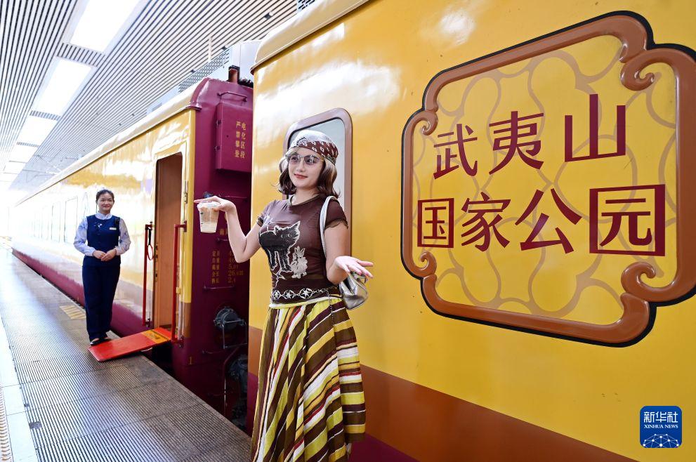 武夷山主题观光列车解锁沉浸式文旅消费新体验