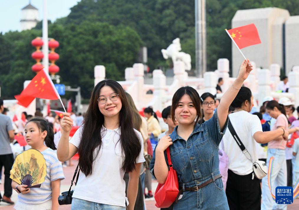 新华社关注福州五一广场升国旗仪式：共庆华诞