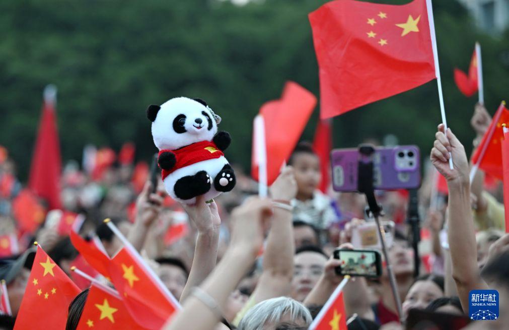 新华社关注福州五一广场升国旗仪式：共庆华诞