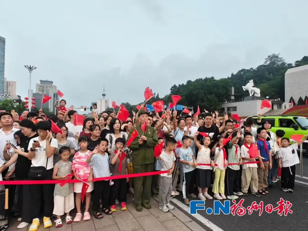 国庆首日，福州超级红！八方游客欢聚福州向祖国告白