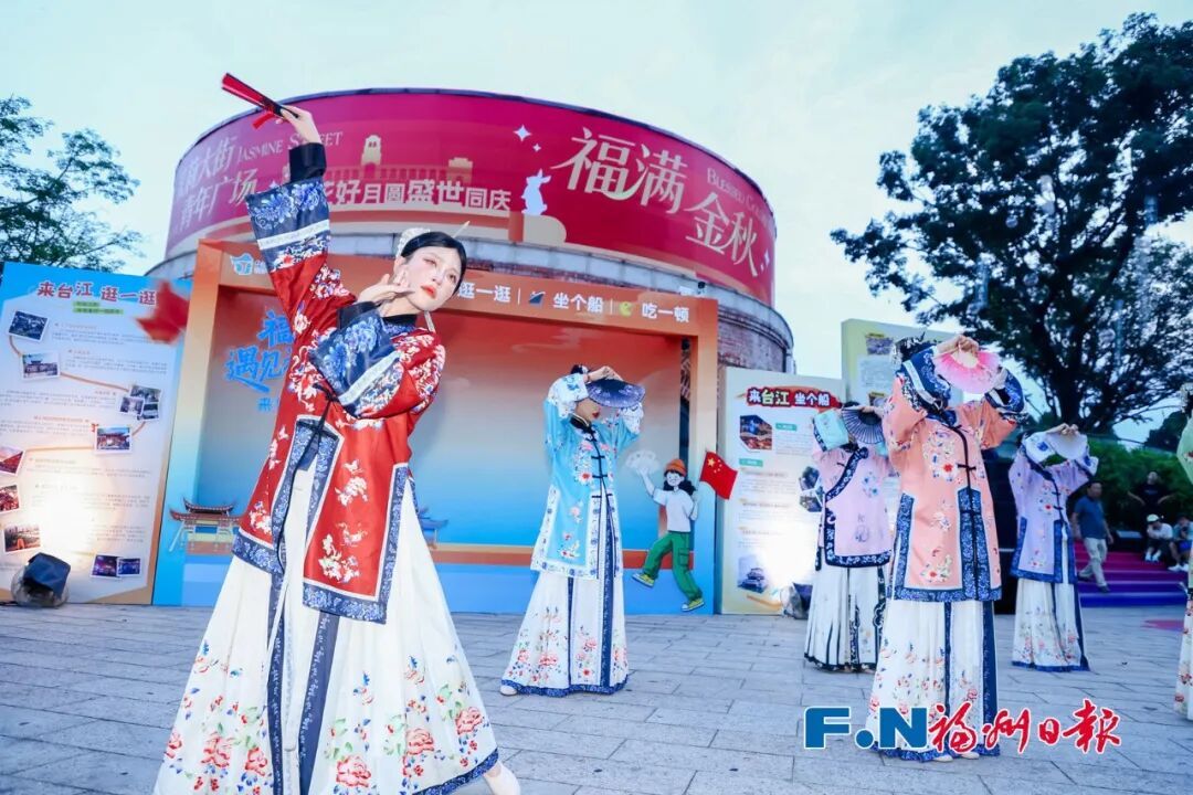 国庆首日，福州超级红！八方游客欢聚福州向祖国告白