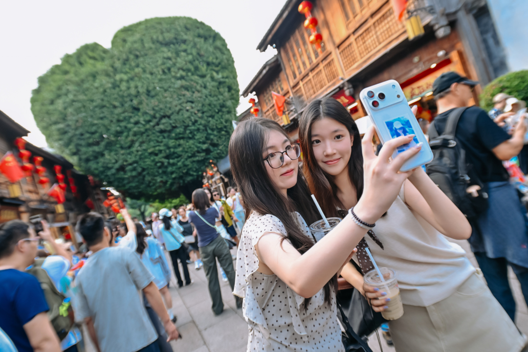 国庆首日，福州超级红！八方游客欢聚福州向祖国告白