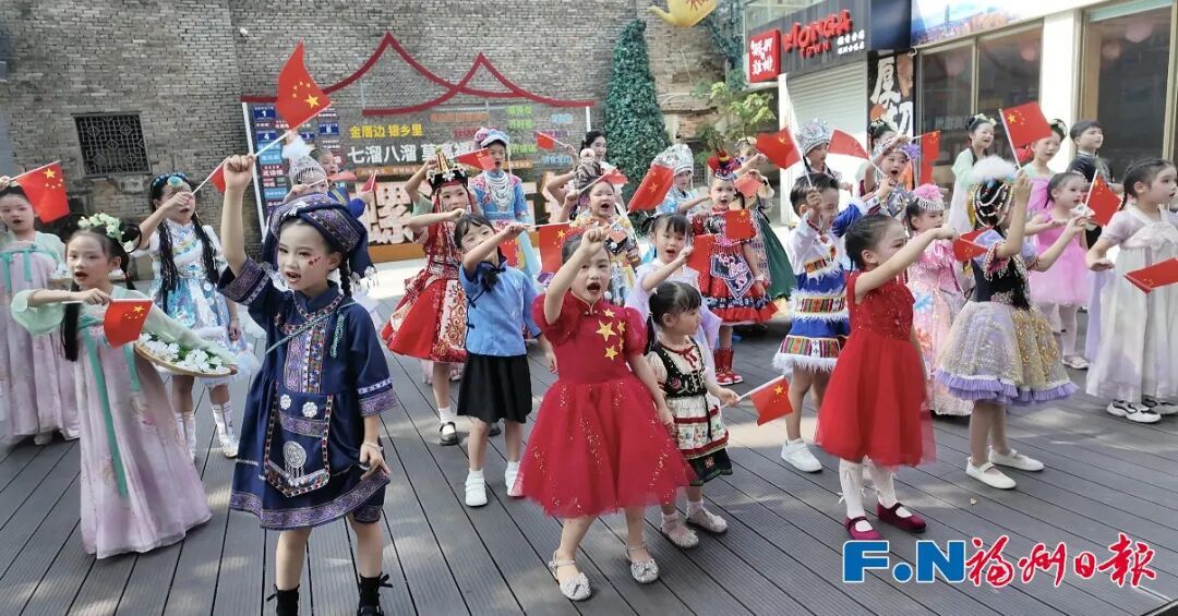 国庆首日，福州超级红！八方游客欢聚福州向祖国告白